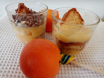 Bicchieri pandoro con crema all'arancia e panna