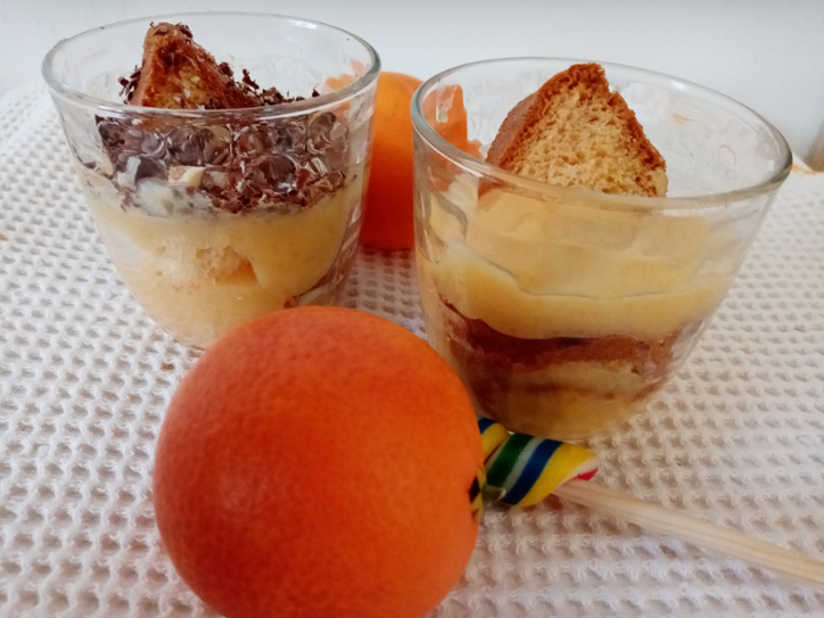 Bicchieri pandoro con crema all'arancia e panna