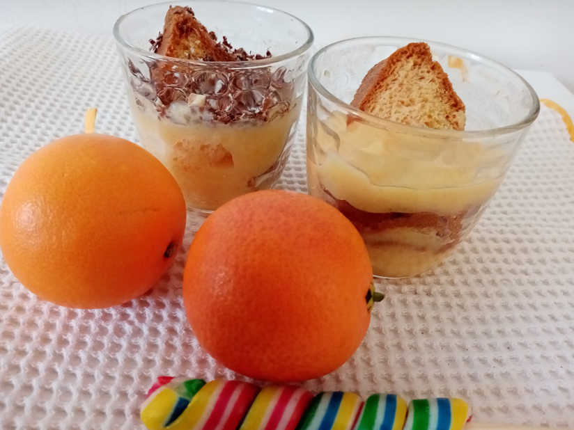 Bicchieri con pandoro con crema all'arancia senza uova e panna