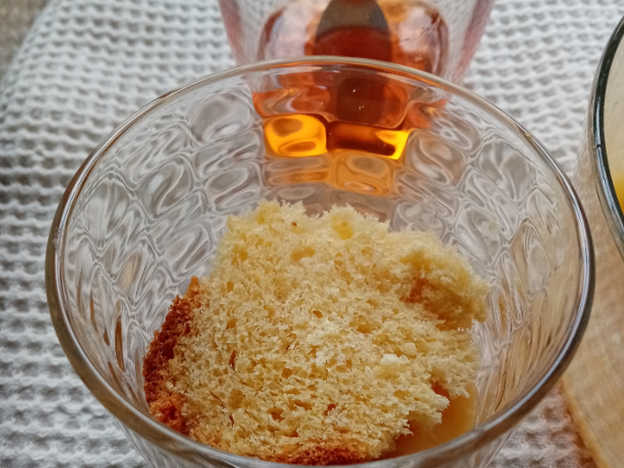 preparazione ricetta Bicchieri di pandoro con crema all'arancia e panna 